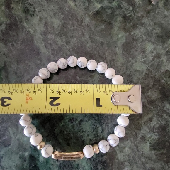 Howlite beaded stretch inspirational LOVE bracelet. - Picture 4 of 5
